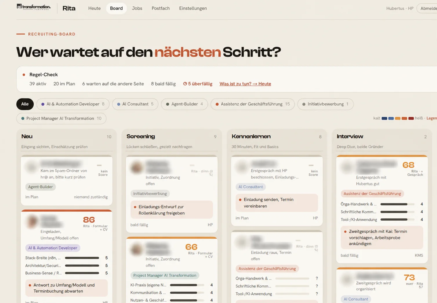 Tafel des Recruiting-Agenten: Bewerber als Karten in den Spalten Neu, Screening, Kennenlernen und Interview, jede Karte mit Rolle, Bewertung und nächstem Schritt